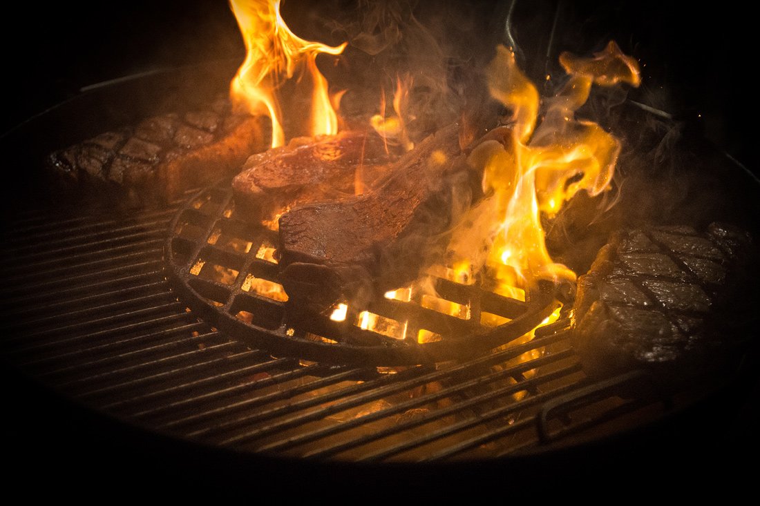 Steaks in Flammen
